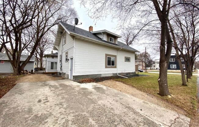 Spacious 5-Bedroom Home Near MSUM & Concordia – Perfect for Students or Large Households!