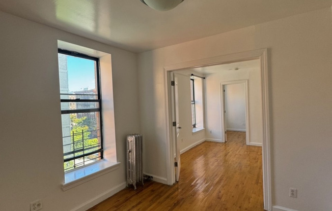 2 beds, 1 bath, $2,100, Unit 5C