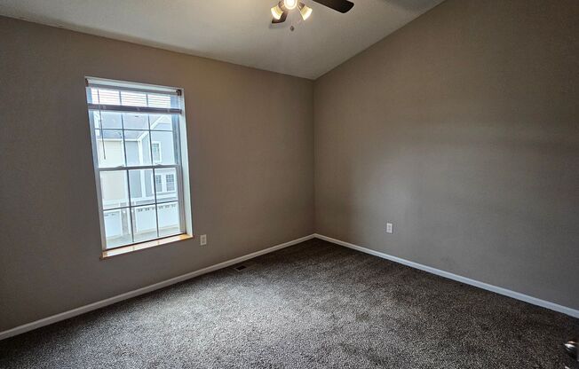 Modern 3-Level Townhouse in a Desirable Neighborhood – Spacious & Stylish!