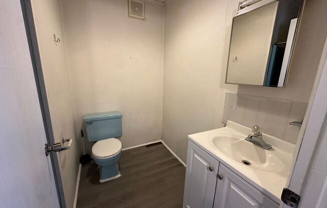 Studio, 1 bath, $595, Unit Upper