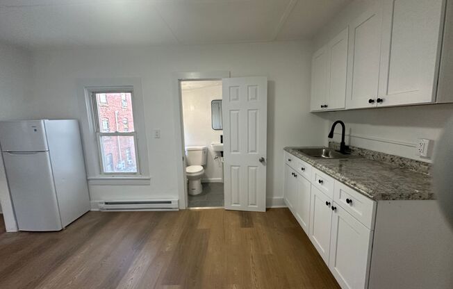 1 bed, 1 bath, $1,400, Unit 2-B