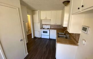 3 beds, 1 bath, $800