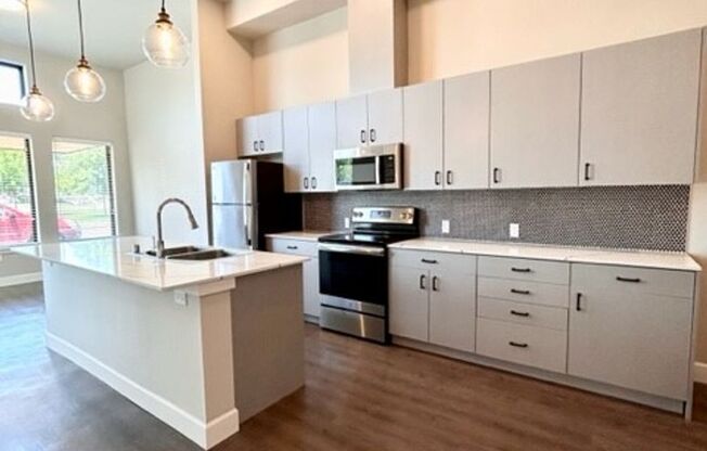 1 bed, 1 bath, 656 sqft, $1,995, Unit 426 Simmons #201