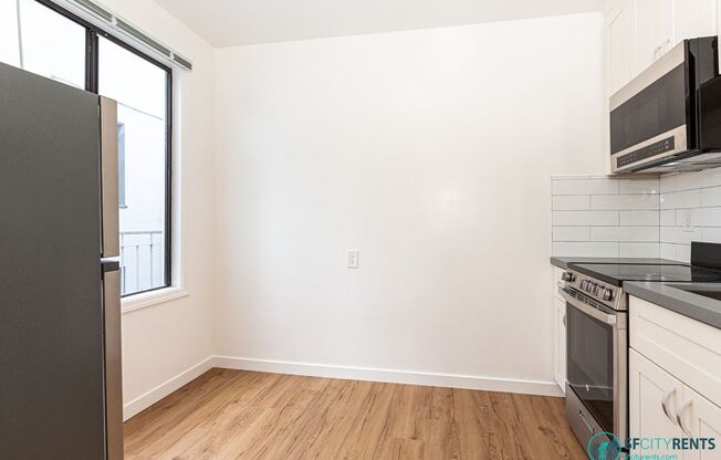 Marina: Remodeled Top Floor 1 Bedroom near Chestnut Shops