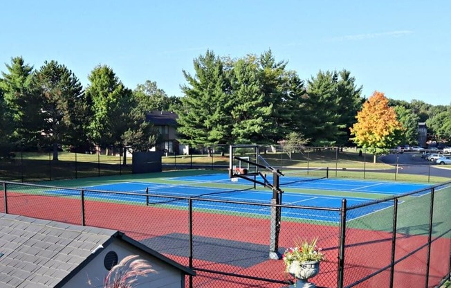 tennis courts at Fox Hill Glens apartments