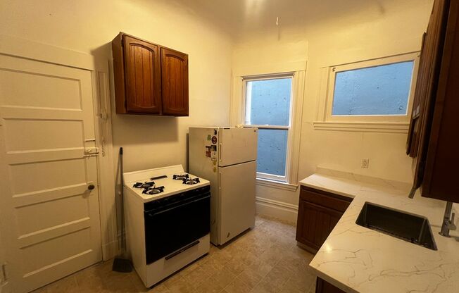 2 beds, 1 bath, $3,500, Unit Unit 3