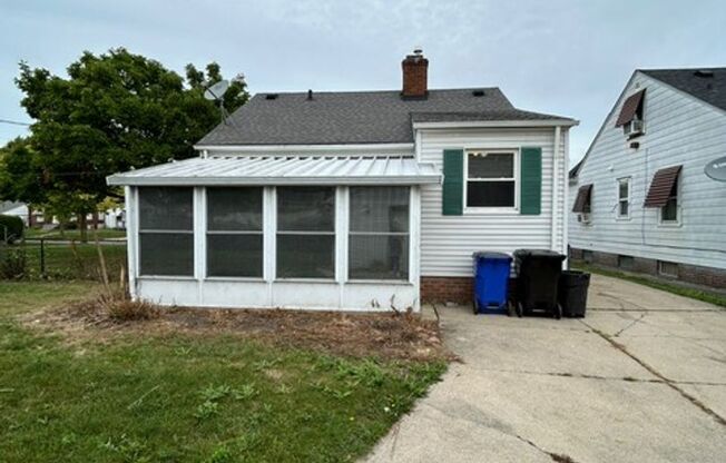 2 Bed - 2 Bath - Single Family Home/ Large Fenced-in Yard, Cleveland