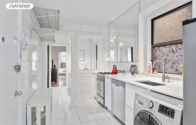 228 W 16 ST