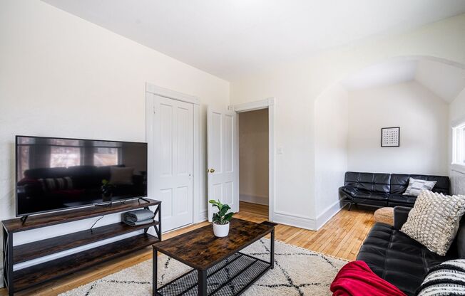 4Bdrm Upper Flat of Eastside Duplex Fully Remodeled