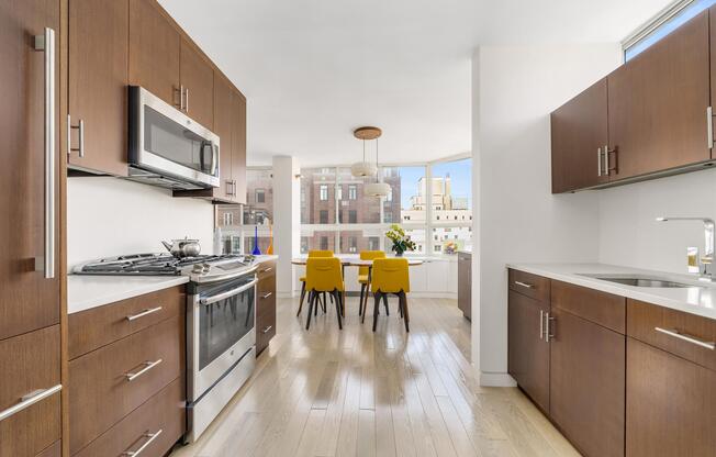110 E 71 ST