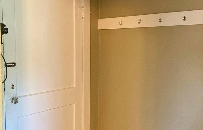 (GOL 202) Charming Vintage 1bedroom/1 bath