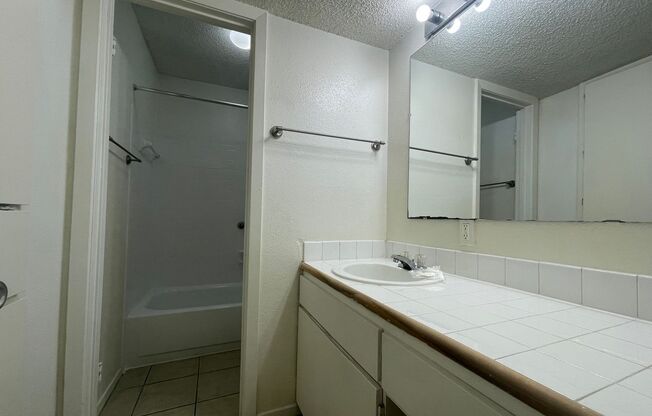 2 beds, 1 bath, 900 sqft, $1,250, Unit ELP2202-333