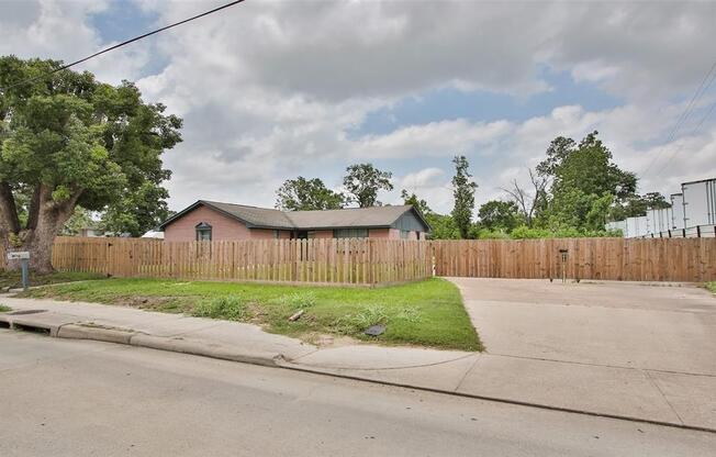 2032 W LITTLE YORK RD