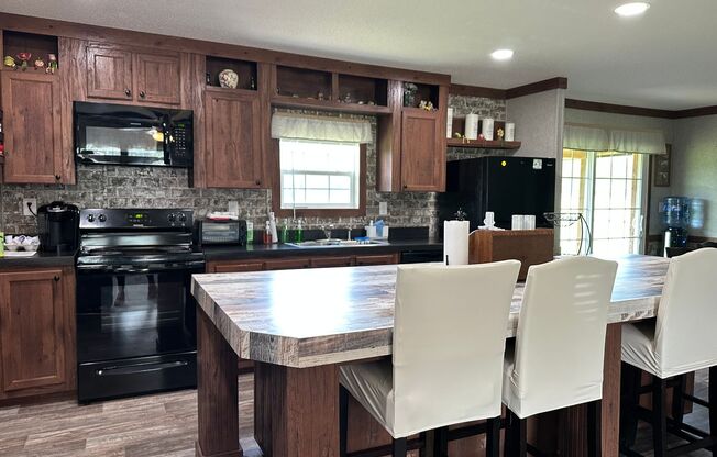 Charming Acrage Rental with Optional Barn Use – Country Living at Its Best!