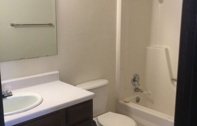 2 beds, 1 bath, $850, Unit 06