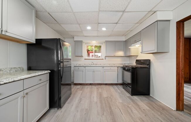 Stunning 4 bedroom home in Ambridge available now!