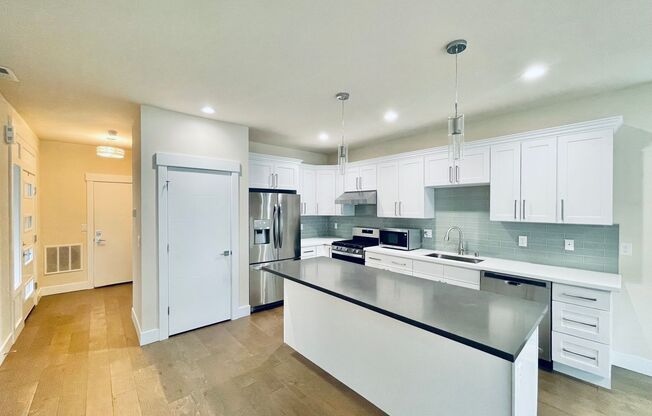 Spacious New Construction House with 5 bedrooms and a Rooftop!