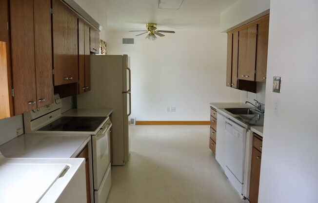 4 beds, 1.5 baths, $1,295, Unit Main floor