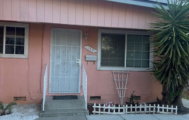 2 beds, 1 bath, $1,500, Unit 139 N Santa Rita St