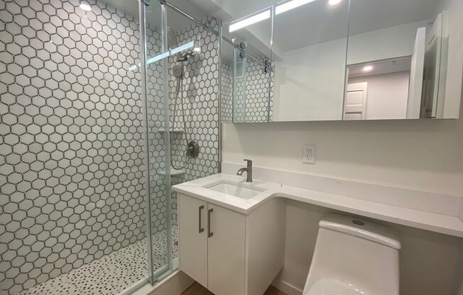 1 bed, 1 bath, 735 sqft, $4,000, Unit 25R