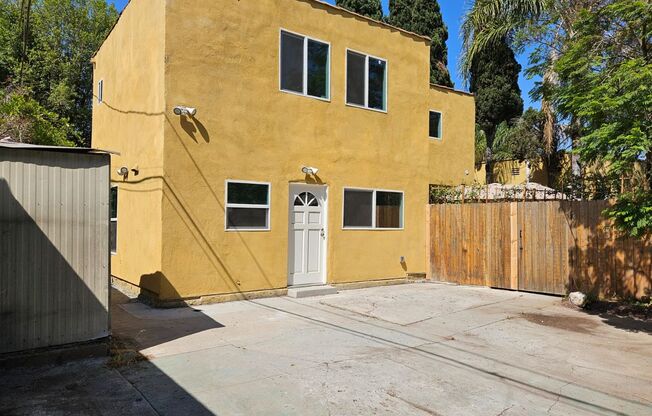 Mid-City Brand new construction--Freestanding gated home 4bed/3.5 bath Pet friendly