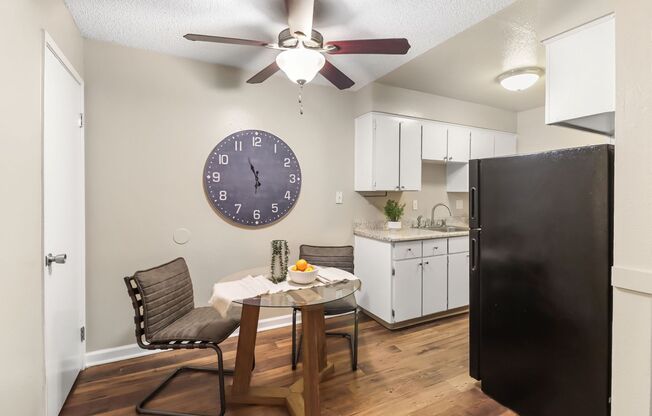 2 beds, 1 bath, 875 sqft, $1,575, Unit 40-14