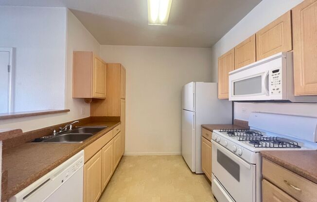 2nd floor Condo in Gate Community Near Sky Canyon