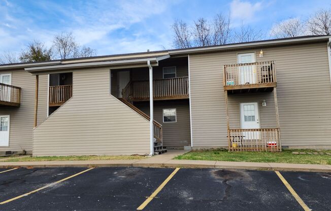 Nice 2 bedroom 1 bath apartment in Joplin, MO - Near MSSU! (Downstairs Unit )