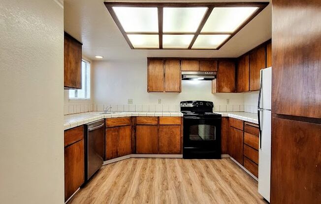 Spacious Second Floor 1bd Condo With Laundry In Unit, Pool, Balcony, & Carport!