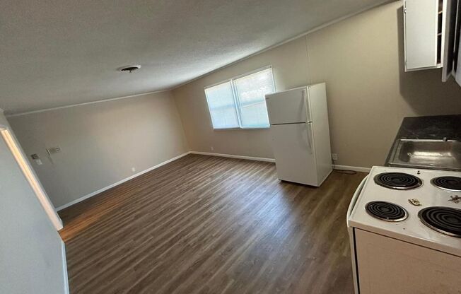 2 beds, 1 bath, 750 sqft, $950, Unit #9 9847