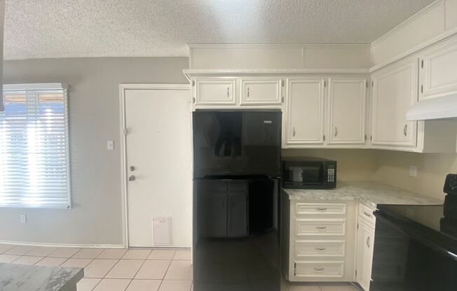 2 beds, 2 baths, 1,200 sqft, $975, Unit B