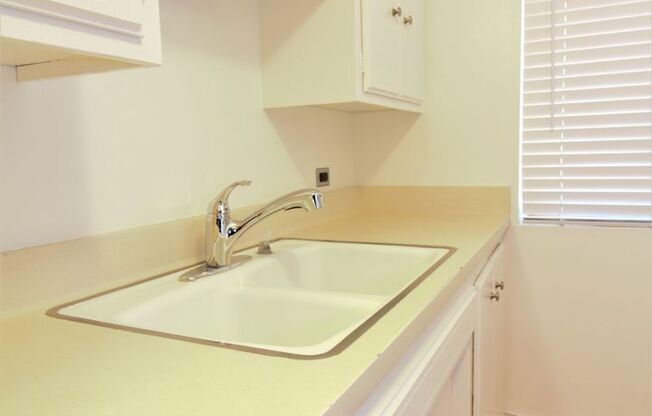 1 bed, 1 bath, $2,000, Unit C24