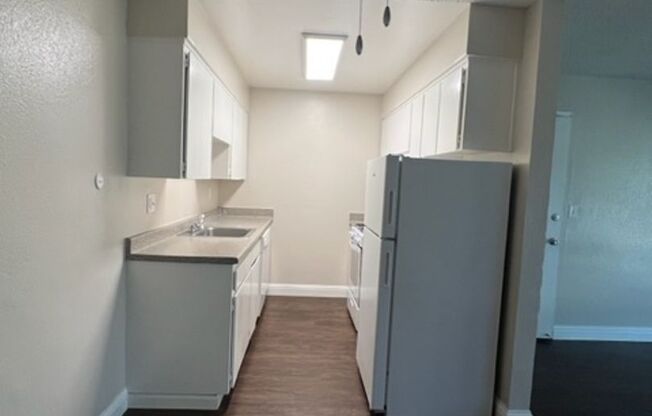 2 beds, 1 bath, 824 sqft, $1,625, Unit 42
