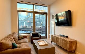 1 bed, 1 bath, 701 sqft, $5,000, Unit 533