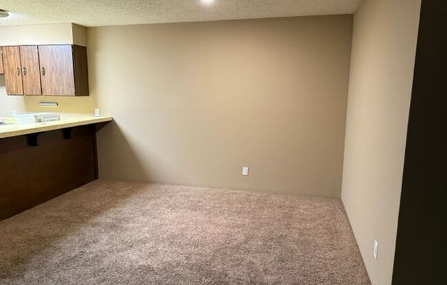 3 beds, 1 bath, 1,125 sqft, $800, Unit CC-735-5B