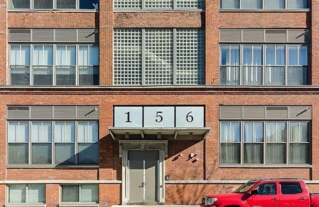 Studio, 1 bath, 989 sqft, $2,400, Unit Street