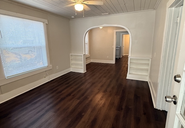1131 QUEEN N HOUSE ST