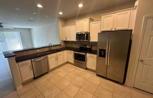 3bd/2.5ba Beautiful Townhome! Move In ASAP!
