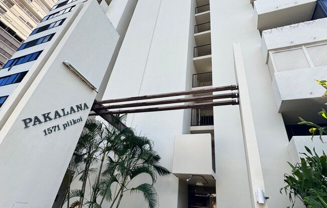 Bright and Breezy 2 bed, 1.5 bath, 1 covered parking top floor condo in Makiki!!