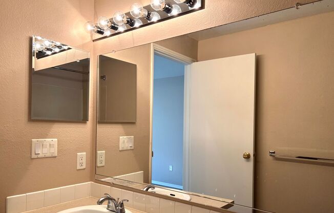 2 beds, 2 baths, 915 sqft, $1,650, Unit 821