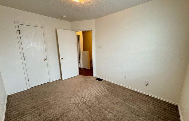 2 beds, 1.5 baths, 915 sqft, $850, Unit # B