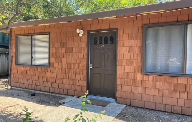 Well maintained 2 bed/1 bath unit in heart of Walnut Creek