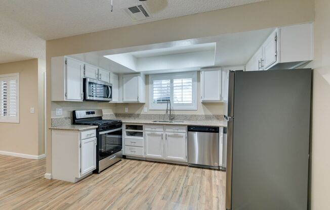GORGEOUS 2 BEDROOMS CONDO*JUST COMPLETED UPGRADES*SOUTHWEST AREA*COMMUNITY AMENITIES*