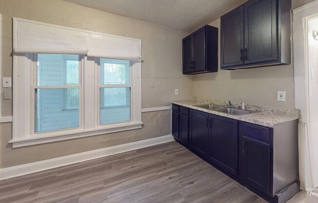 2 beds, 1 bath, 735 sqft, $950, Unit Unit 3