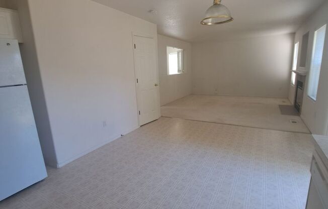 Beautiful Bright 3 bedroom - A/C  - Move in ready !!!!