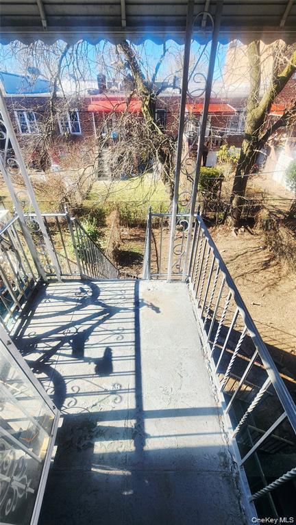 2 beds, 1 bath, 2,332 sqft, $3,000