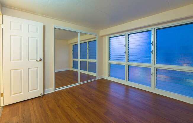 Napili Towers bedroom with mirror doored closet