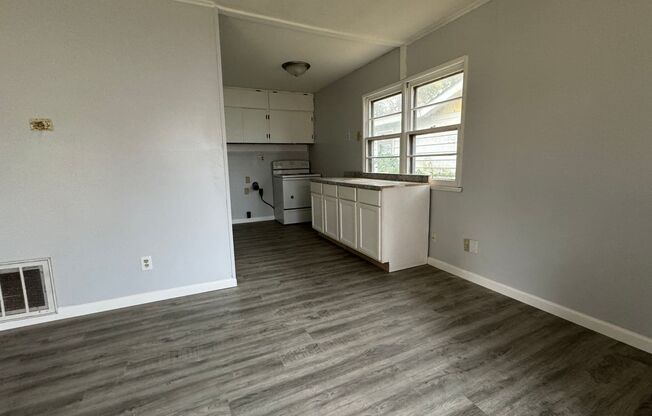 2 beds, 1 bath, $995