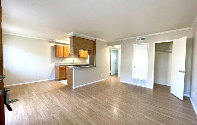 Cute Apartment in South Oceanside, One Block Away from Beach!