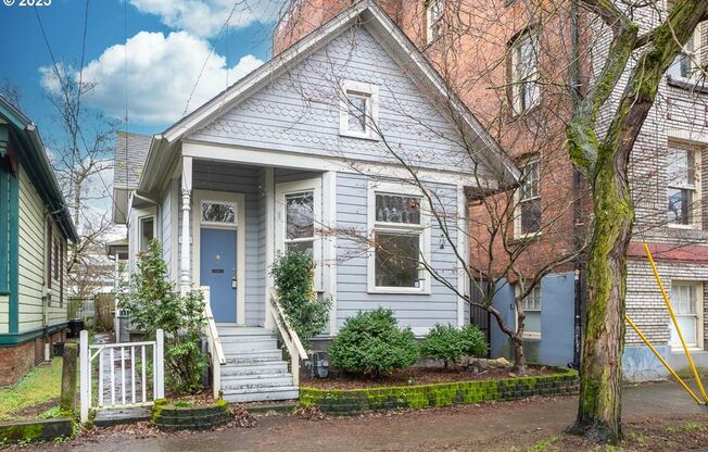 2Bd/1Ba + Bonus Room Located in the Popular NW District of Nob Hill and Slabtown. Walking Distance to Shopping and Restaurants!!!